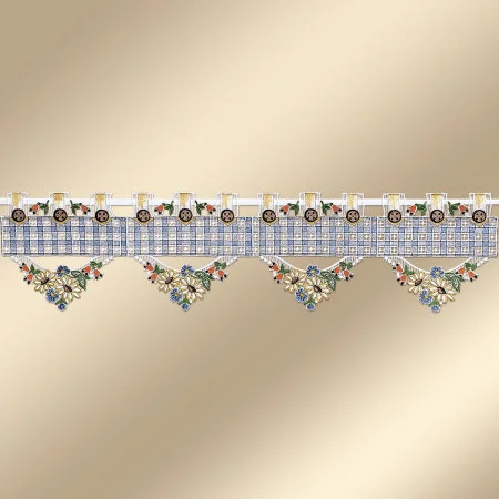 Ein dekorativer Spitzenvolant mit blau-weißem Karomuster, Blumenstickerei in Gelb, Rot und Blau und Wellenkanten. Das Oberteil hat kleine rechteckige Ausschnitte und Knöpfe mit floralen Akzenten. Der Hintergrund ist ein beigefarbener Farbverlauf.