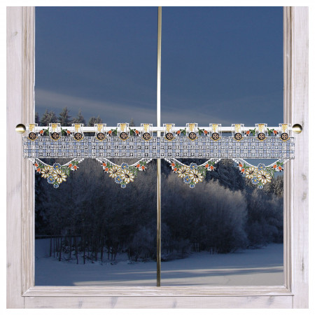 Ein weißes Holzfenster umrahmt einen mit Schnee und Frost bedeckten Wald in der Abenddämmerung. Das Fenster ist mit einem kunstvollen Spitzenvolant mit blau-weißem Karomuster, goldenen Akzenten und kleinen Blumenmustern mit roten und grünen Details an den Rändern verziert.