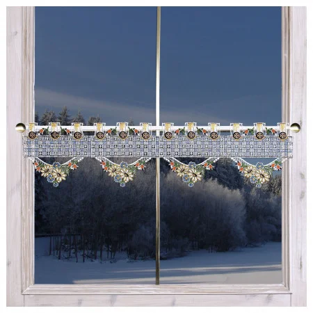 Ein weißes Holzfenster umrahmt einen mit Schnee und Frost bedeckten Wald in der Abenddämmerung. Das Fenster ist mit einem kunstvollen Spitzenvolant mit blau-weißem Karomuster, goldenen Akzenten und kleinen Blumenmustern mit roten und grünen Details an den Rändern verziert.