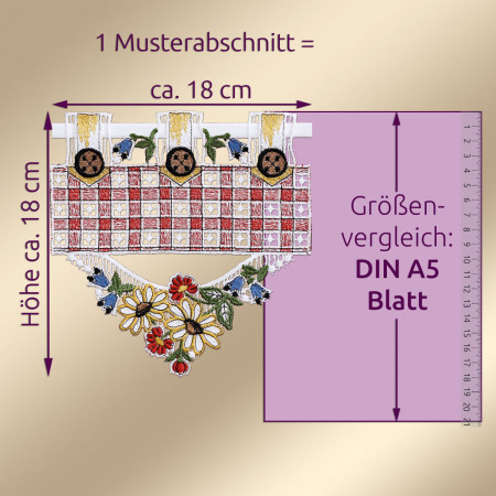 Abgebildet ist ein Ausschnitt eines bestickten Vorhangs mit Blumen- und Schachbrettmuster auf hellem Grund. Das Stück ist in der Größe mit einem violetten DIN-A5-Blatt verglichen und misst etwa 18 cm mal 18 cm, wie durch Lineale und beschriftete Maße in deutscher Sprache angegeben.