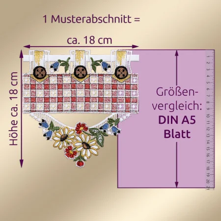 Abgebildet ist ein Ausschnitt eines bestickten Vorhangs mit Blumen- und Schachbrettmuster auf hellem Grund. Das Stück ist in der Größe mit einem violetten DIN-A5-Blatt verglichen und misst etwa 18 cm mal 18 cm, wie durch Lineale und beschriftete Maße in deutscher Sprache angegeben.