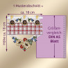 Abgebildet ist ein Ausschnitt eines bestickten Vorhangs mit Blumen- und Schachbrettmuster auf hellem Grund. Das Stück ist in der Größe mit einem violetten DIN-A5-Blatt verglichen und misst etwa 18 cm mal 18 cm, wie durch Lineale und beschriftete Maße in deutscher Sprache angegeben.
