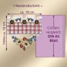 Abgebildet ist ein Ausschnitt eines bestickten Vorhangs mit Blumen- und Schachbrettmuster auf hellem Grund. Das Stück ist in der Größe mit einem violetten DIN-A5-Blatt verglichen und misst etwa 18 cm mal 18 cm, wie durch Lineale und beschriftete Maße in deutscher Sprache angegeben.