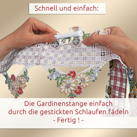 Man sieht eine Hand, die eine weiße Gardinenstange durch die gestickten Schlaufen eines Spitzenvorhangs mit floralen Mustern führt. Die deutsche Anleitung auf dem Bild beschreibt das Einfädeln der Stange durch die gestickten Schlaufen. Der Hintergrund ist neutral beige.