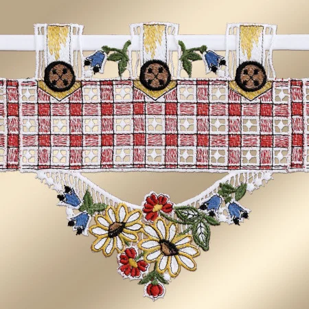Eine detaillierte Ansicht zeigt ein rot-weiß kariertes Muster mit gelben Akzenten. Er ist mit gestickten Blumen verziert, darunter Gänseblümchen, rote Blumen und Glockenblumen. Der Volant ist mit Aufhängeschlaufen versehen und hat spitzenartige, detaillierte Ränder.