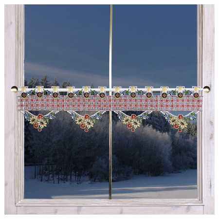Eine frostige Winterlandschaft mit schneebedeckten Bäumen ist durch ein holzgerahmtes Fenster zu sehen. Das Fenster hat einen dekorativen Volant mit festlichen Mustern, darunter rote, weiße und goldene Motive und darunter hängende Wildblumen.