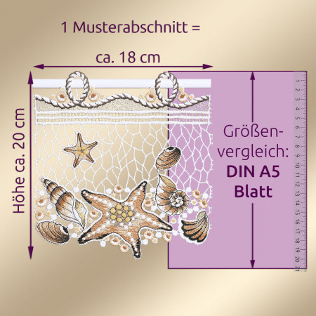 Ein Spitzenstoffmuster mit Muschel- und Seesternmotiven ist auf einem pastellfarbenen Hintergrund abgebildet. Der Stoff ist etwa 18 cm breit und 20 cm hoch. Rechts daneben befindet sich ein DIN A5-Blatt mit Maßlinien und beschrifteten Maßen.