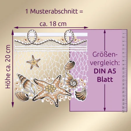 Ein Spitzenstoffmuster mit Muschel- und Seesternmotiven ist auf einem pastellfarbenen Hintergrund abgebildet. Der Stoff ist etwa 18 cm breit und 20 cm hoch. Rechts daneben befindet sich ein DIN A5-Blatt mit Maßlinien und beschrifteten Maßen.