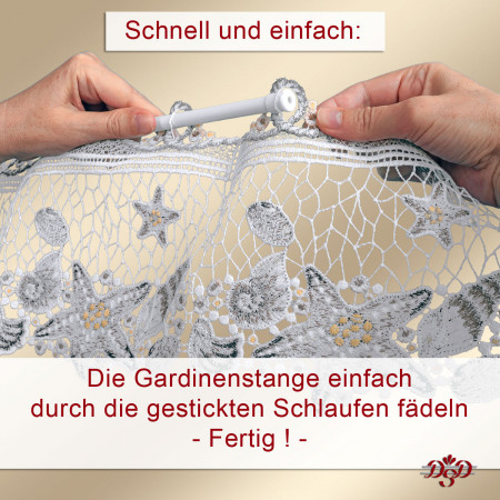 Nahaufnahme von zwei Händen, die eine weiße Gardinenstange durch die bestickten Schlaufen einer mit Blumenmustern verzierten Spitzengardine führen. Oben und unten ist ein deutscher Text zu sehen, der den Vorgang beschreibt. Der Hintergrund erscheint sanft verschwommen in Beigetönen.