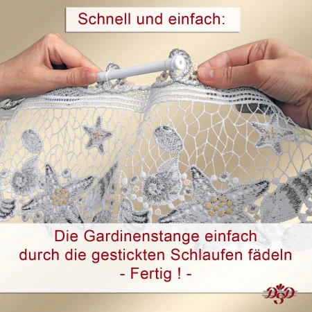 Nahaufnahme von zwei Händen, die eine weiße Gardinenstange durch die bestickten Schlaufen einer mit Blumenmustern verzierten Spitzengardine führen. Oben und unten ist ein deutscher Text zu sehen, der den Vorgang beschreibt. Der Hintergrund erscheint sanft verschwommen in Beigetönen.