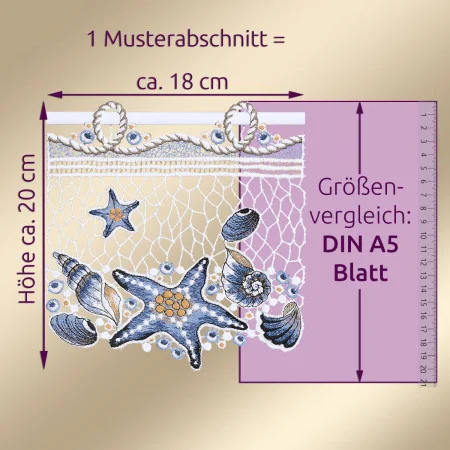 Eine Spitzenborte mit Meeresmotiv, auf der Muscheln, Seesterne und andere maritime Elemente mit blauem, beigem und weißem Garn aufgestickt sind. Das Muster ist ca. 18 cm x 20 cm groß und steht maßstabsgerecht auf einem lilafarbenen Hintergrund in DIN-A5-Größe.