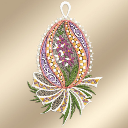Ein eiförmiges Ornament mit gestickten Mustern in Violett, Orange, Gelb und Grün zeigt in der Mitte florale Motive und Blattmuster. Unten ist eine dekorative Schleife angebracht, und oben befindet sich eine weiße Schlaufe zum Aufhängen.