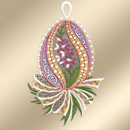 Ein eiförmiges Ornament mit gestickten Mustern in Violett, Orange, Gelb und Grün zeigt in der Mitte florale Motive und Blattmuster. Unten ist eine dekorative Schleife angebracht, und oben befindet sich eine weiße Schlaufe zum Aufhängen.