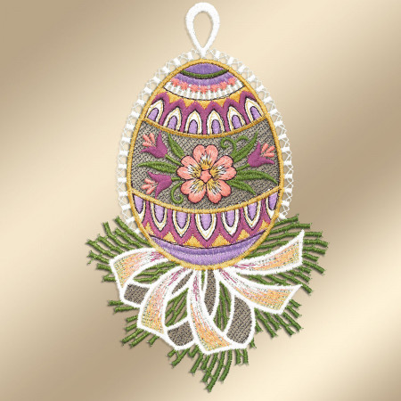 Ein gesticktes Osterei mit detaillierten Mustern in Lila, Rosa und Gold. In der Mitte befindet sich eine rosa Blume mit grünen Blättern, die von einer weißen Spitzenbordüre umgeben ist. An der Basis des Eies befindet sich eine Schleife mit Grünzeug. Der Hintergrund ist beige.