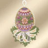 Ein gesticktes Osterei mit detaillierten Mustern in Lila, Rosa und Gold. In der Mitte befindet sich eine rosa Blume mit grünen Blättern, die von einer weißen Spitzenbordüre umgeben ist. An der Basis des Eies befindet sich eine Schleife mit Grünzeug. Der Hintergrund ist beige.