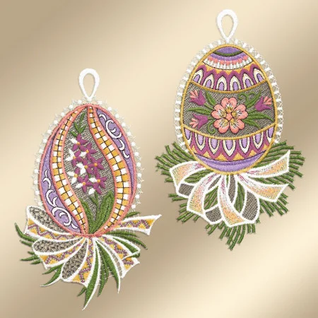 Zwei gestickte Eier mit detaillierten Mustern und floralen Motiven in Rosa, Lila, Grün und Gelb sind auf einem Hintergrund mit sanftem Beige-Farbverlauf angeordnet. Jedes Ei steht auf einem dekorativen Blattsockel und ist mit einer Schlaufe zum Aufhängen versehen.