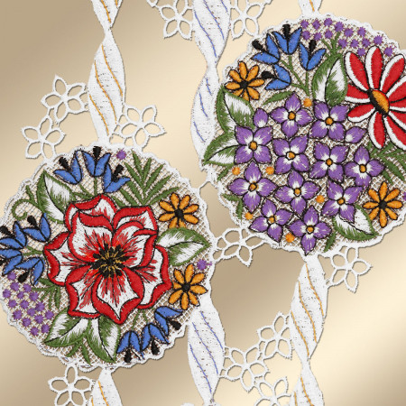 Gestickte Spitze mit zwei kreisförmigen Blumenmustern auf beigem Hintergrund. Ein Kreis zeigt eine große rot-weiße Blüte, die von kleineren gelben und blauen Blüten umgeben ist; der andere enthält lila Blütenbüschel mit roten, blauen und gelben Akzenten. Durchgehend weiße Spitzendetails.