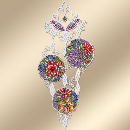 Spitzenstickerei mit drei kreisförmigen Blumenfeldern mit mehrfarbigen Blumen, die durch weiße, wirbelnde Spitzenmuster verbunden sind. Das Arrangement ist symmetrisch und wird vor einem Hintergrund mit beigefarbenem Farbverlauf gezeigt.