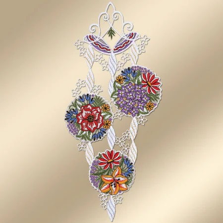 Spitzenstickerei mit drei kreisförmigen Blumenfeldern mit mehrfarbigen Blumen, die durch weiße, wirbelnde Spitzenmuster verbunden sind. Das Arrangement ist symmetrisch und wird vor einem Hintergrund mit beigefarbenem Farbverlauf gezeigt.
