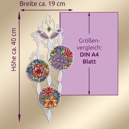 Vertikaler Wandbehang mit fünf runden Teilen mit Blumenstickerei in Rot-, Violett- und Gelbtönen auf einem spitzenartigen Untergrund. Das Stück hat eine Höhe von ca. 40 cm und eine Breite von ca. 19 cm. Es wird neben einem lila DIN-A4-Blatt gezeigt, um den Maßstab zu bestimmen.