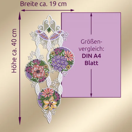 Vertikaler Wandbehang aus weißer Spitze mit floralen Mustern in Lila, Rosa, Orange und Grün. Die Abmessungen betragen etwa 40 cm in der Höhe und 19 cm in der Breite. Ein lila Kasten auf der rechten Seite zeigt den Größenvergleich mit einem A4-Blatt an. Vor einem cremefarbenen Hintergrund.