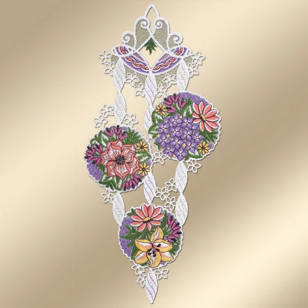 Ein Wandbehang aus Spitze mit drei kreisförmigen Blumenmustern in Rosa, Violett und Gelb ist mit gedrehten weißen Spitzenbändern verbunden. Das Design ist mit feinen Spitzendetails versehen und wird vor einem beigen Hintergrund präsentiert.