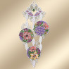 Ein Wandbehang aus Spitze mit drei kreisförmigen Blumenmustern in Rosa, Violett und Gelb ist mit gedrehten weißen Spitzenbändern verbunden. Das Design ist mit feinen Spitzendetails versehen und wird vor einem beigen Hintergrund präsentiert.