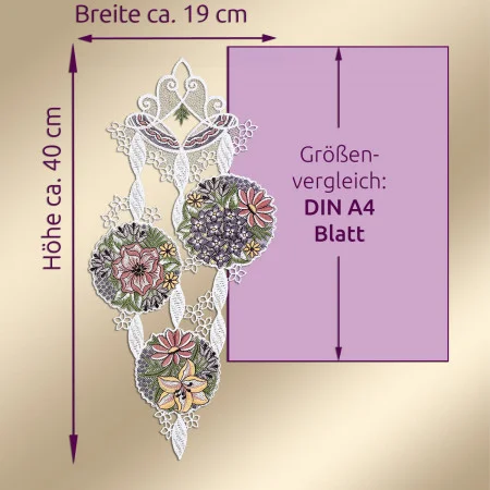 Ein Wandbehang aus Spitze mit floralen Mustern in Grün, Violett und Rosa wird neben einem DIN-A4-Papierumriss gezeigt. Der Wandbehang hat eine Höhe von ca. 40 cm und eine Breite von ca. 19 cm und ist mit detaillierten Spitzen und gestickten Blumen versehen.