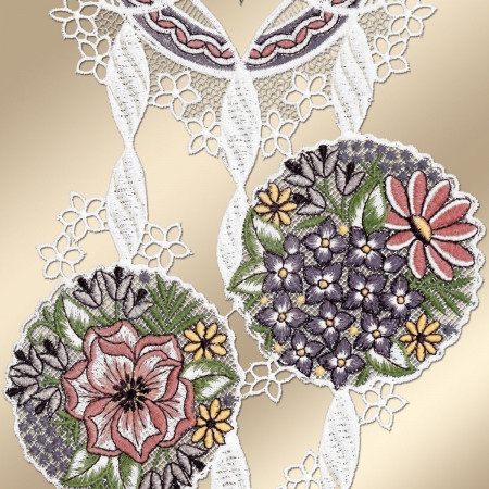 Zwei kreisförmige Blumenmotive mit rosafarbenen, violetten und gelben Blüten sind durch weiße Spitzenmuster und geschwungene Formen auf einem Hintergrund mit sanftem Goldfarbton verbunden. Die Stickerei zeichnet sich durch detaillierte Stiche und verzierte Bordüren aus.