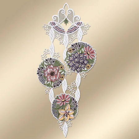 Wandbehang aus Spitze mit drei kreisförmigen Blumenmustern in Rosa-, Lila-, Gelb- und Grüntönen. Die Kreise sind mit weißen Spitzenbändern mit Ranken- und Blattmotiven verbunden. Der Hintergrund ist ein beiger Farbverlauf.