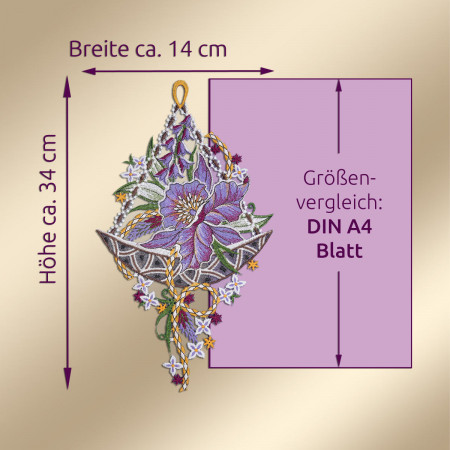 Ein florales Stickereimotiv mit violetten Blüten und grünen Blättern ist neben einem violetten Rechteck mit der Aufschrift "DIN A4 Blatt" abgebildet, das als Größenangabe dient. Pfeile und Text geben die Maße der Stickerei an: ca. 34 cm hoch und 14 cm breit.