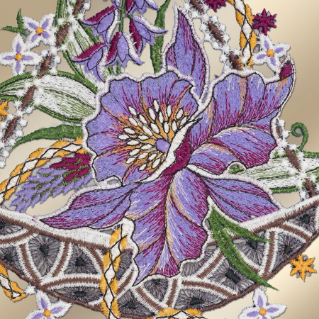 Stickerei mit einer großen lila Blume mit gelber Mitte, begleitet von grünen Blättern und kleinen weißen Blüten. Der Hintergrund zeigt einen beigen Farbverlauf. Braune und goldene geometrische Muster bilden einen Rahmen um die florale Komposition.