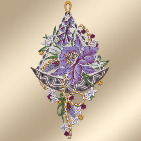 Ein gesticktes Muster zeigt eine auffällige violette Blüte mit grünen Blättern, umgeben von kleineren weißen und gelben Blüten. Goldene und violette geflochtene Kordeln und ornamentale Muster sind auf einem beigen Hintergrund zu sehen. Die Komposition ist mit detaillierten Nähten versehen.