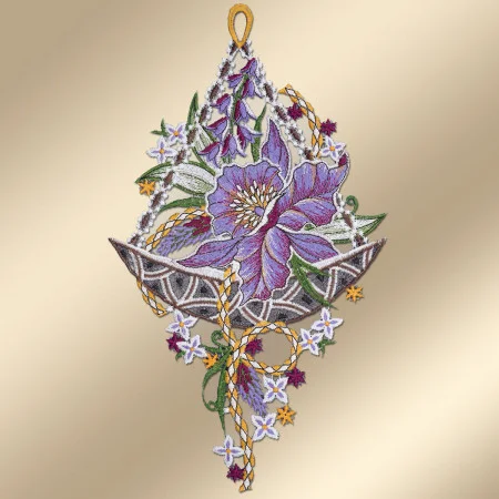 Ein gesticktes Muster zeigt eine auffällige violette Blüte mit grünen Blättern, umgeben von kleineren weißen und gelben Blüten. Goldene und violette geflochtene Kordeln und ornamentale Muster sind auf einem beigen Hintergrund zu sehen. Die Komposition ist mit detaillierten Nähten versehen.