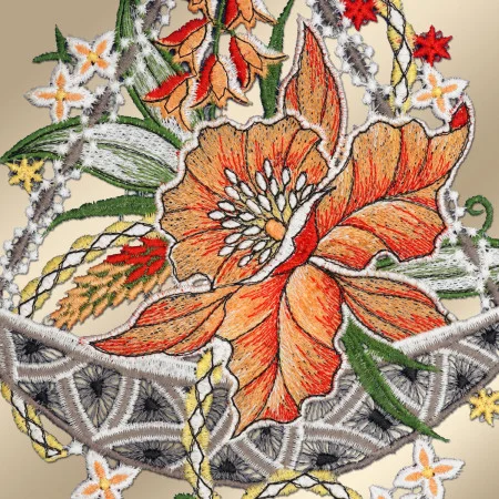 Die Stickerei zeigt eine große orangefarbene und rote Blume mit weißen Staubgefäßen, grünen Blättern und kleineren weißen und gelben Blüten. Die Blumen sind von Mustern umgeben, die mit grauen, gelben und goldenen Fäden auf einem weichen goldenen Hintergrund gestickt wurden.