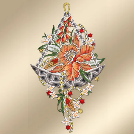 Ein gesticktes Ornament zeigt eine große orangefarbene Blüte mit grünen Blättern, begleitet von kleineren roten und gelben Blüten und weißen Spitzenakzenten. Das Arrangement ist in einem silbernen, bootsförmigen Korb untergebracht. Der Hintergrund besteht aus einem weichen beigen Farbverlauf.