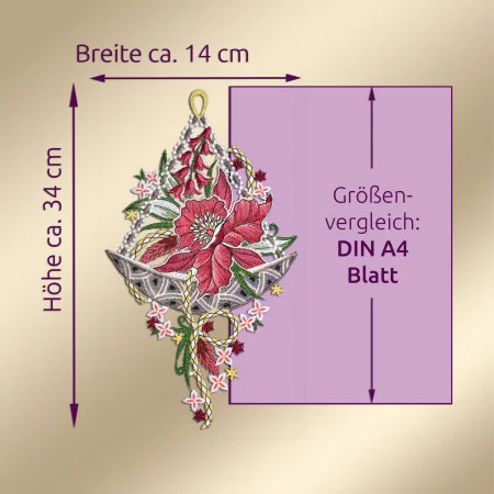 Ein Spitzenornament mit roten und rosafarbenen Blumen, grünen Blättern, silbernen Akzenten und goldenen Bändern. Das Ornament hat eine Höhe von ca. 34 cm und eine Breite von ca. 14 cm. Es steht neben einer lilafarbenen DIN-A4-Vergleichsschachtel auf beigefarbenem Hintergrund.