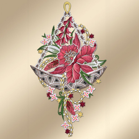 Gesticktes Ornament mit einer auffälligen roten Blume, grünen Blättern, gelben Details und kleineren rosa und weißen Blumen. Der Sockel ist wie ein Boot aus silberner Spitze mit goldenen und grünen Wirbeln und Sternen geformt und hat oben eine Schlaufe zum Aufhängen.