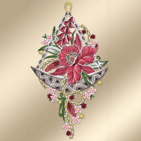 Gesticktes Ornament mit einer auffälligen roten Blume, grünen Blättern, gelben Details und kleineren rosa und weißen Blumen. Der Sockel ist wie ein Boot aus silberner Spitze mit goldenen und grünen Wirbeln und Sternen geformt und hat oben eine Schlaufe zum Aufhängen.