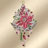 Gesticktes Ornament mit einer auffälligen roten Blume, grünen Blättern, gelben Details und kleineren rosa und weißen Blumen. Der Sockel ist wie ein Boot aus silberner Spitze mit goldenen und grünen Wirbeln und Sternen geformt und hat oben eine Schlaufe zum Aufhängen.