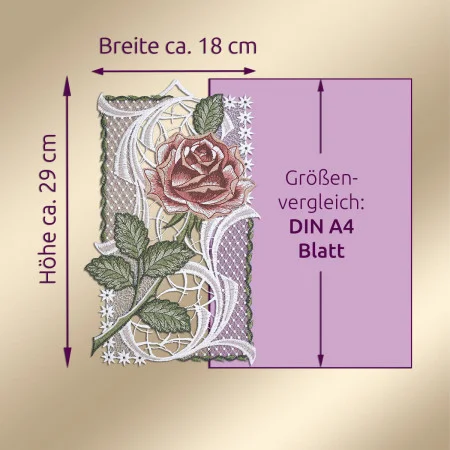 Eine digitale Illustration zeigt eine gestickte Rose mit grünen Blättern auf weißer Spitze. Die Stickerei ist neben einem lilafarbenen DIN-A4-Blatt (29 cm x 18 cm) abgebildet, das mit Pfeilen und deutschem Text beschriftet ist, um die Größe zu ermitteln.