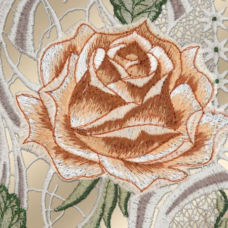 Gestickte Rose in braunem und cremefarbenem Garn mit detailliert gestickten Blütenblättern und grünen Blättern. Der Hintergrund besteht aus Spitzenmustern in Weiß und Beige, die für ein strukturiertes und verziertes Aussehen sorgen. Die Komposition hebt die sorgfältige Handarbeit und die dekorativen Details hervor.