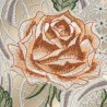 Gestickte Rose in braunem und cremefarbenem Garn mit detailliert gestickten Blütenblättern und grünen Blättern. Der Hintergrund besteht aus Spitzenmustern in Weiß und Beige, die für ein strukturiertes und verziertes Aussehen sorgen. Die Komposition hebt die sorgfältige Handarbeit und die dekorativen Details hervor.
