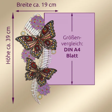 Ein Stickmuster zeigt zwei Schmetterlinge mit roten und goldenen Flügeln, umgeben von lila und weißen Blumen und weißen Farnblättern. Das Muster ist neben einem violetten Rechteck in DIN A4-Größe (19 cm breit, 39 cm hoch) abgebildet, um einen Größenvergleich zu ermöglichen.