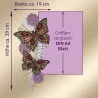 Ein Stickmuster zeigt zwei Schmetterlinge mit roten und goldenen Flügeln, umgeben von lila und weißen Blumen und weißen Farnblättern. Das Muster ist neben einem violetten Rechteck in DIN A4-Größe (19 cm breit, 39 cm hoch) abgebildet, um einen Größenvergleich zu ermöglichen.