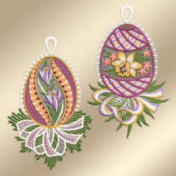 Zwei kunstvolle, bestickte eiförmige Ornamente mit komplizierten Blumenmustern in Lila, Gelb, Rosa und Grün. Sie haben jeweils eine weiße Aufhängeschlaufe an der Spitze und dekorative, spitzenartige Ränder auf einem sanft schattierten beigen Hintergrund.
