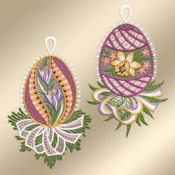 Zwei kunstvolle, bestickte eiförmige Ornamente mit komplizierten Blumenmustern in Lila, Gelb, Rosa und Grün. Sie haben jeweils eine weiße Aufhängeschlaufe an der Spitze und dekorative, spitzenartige Ränder auf einem sanft schattierten beigen Hintergrund.