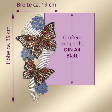 Ein dekorativer Artikel mit zwei detaillierten roten und schwarzen Schmetterlingen, blauen Blumen und weißen Wirbelmustern wird zum Größenvergleich neben einem lila DIN-A4-Blatt gezeigt. Die Abmessungen sind angegeben: ca. 39 cm in der Höhe und 19 cm in der Breite.