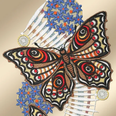 Ein gestickter Schmetterling mit detaillierten roten, schwarzen, cremefarbenen und orangefarbenen Mustern befindet sich über einem perlenbesetzten Traumfänger mit blauen Blumen und zwei kleinen gelben Reifen. Das Design zeigt indianisch inspirierte Elemente auf einem beigen Hintergrund.