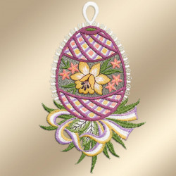 Ein gesticktes Ornament in Form eines Eies mit einer gelben Blume und rosa Sternen in der Mitte, einem lila-gelb karierten Muster, einer weißen Schleife oben und einer dekorativen Schleife mit grünen Blättern unten.